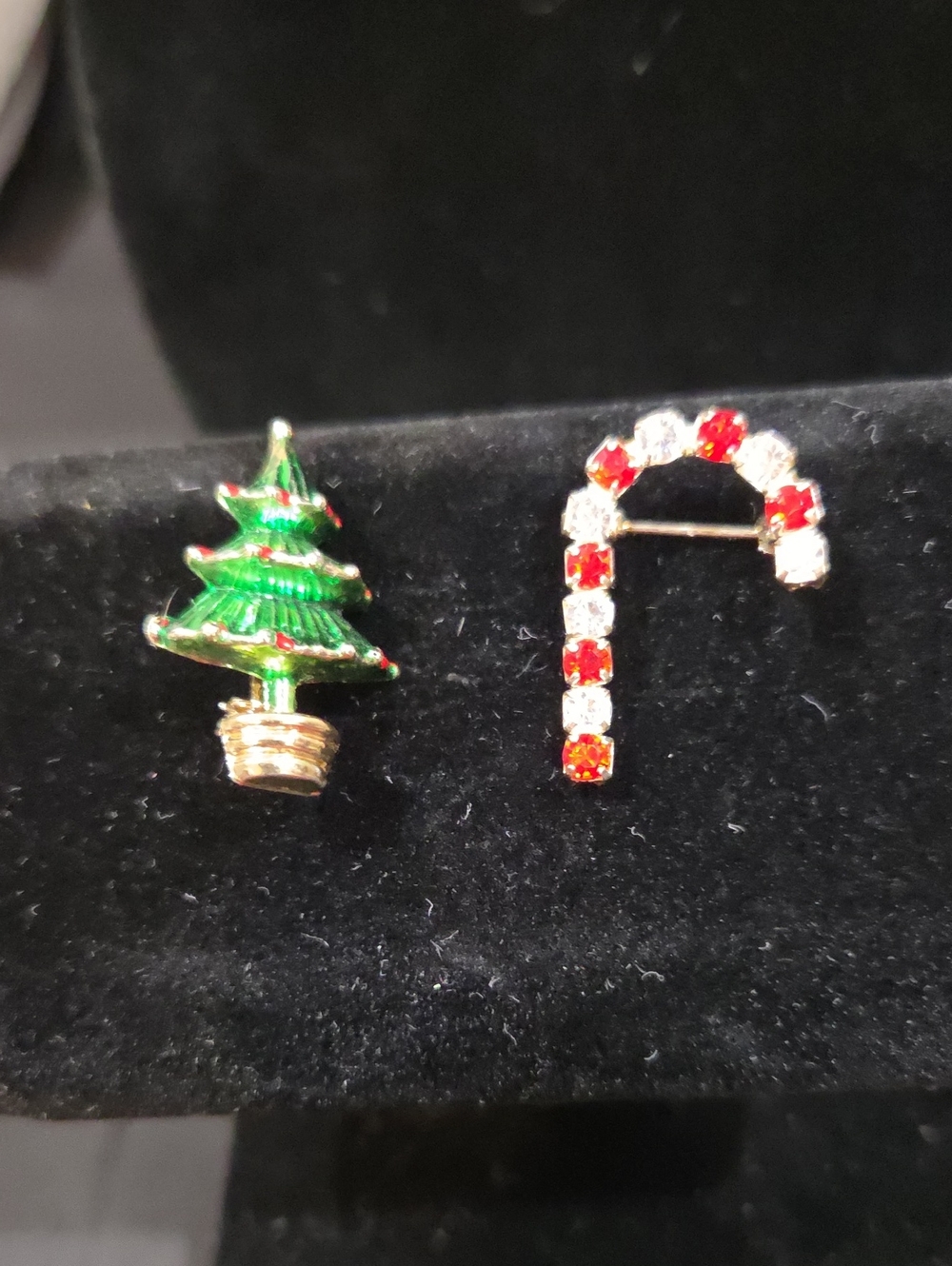 HOLIDAY PINS - SET OF 2